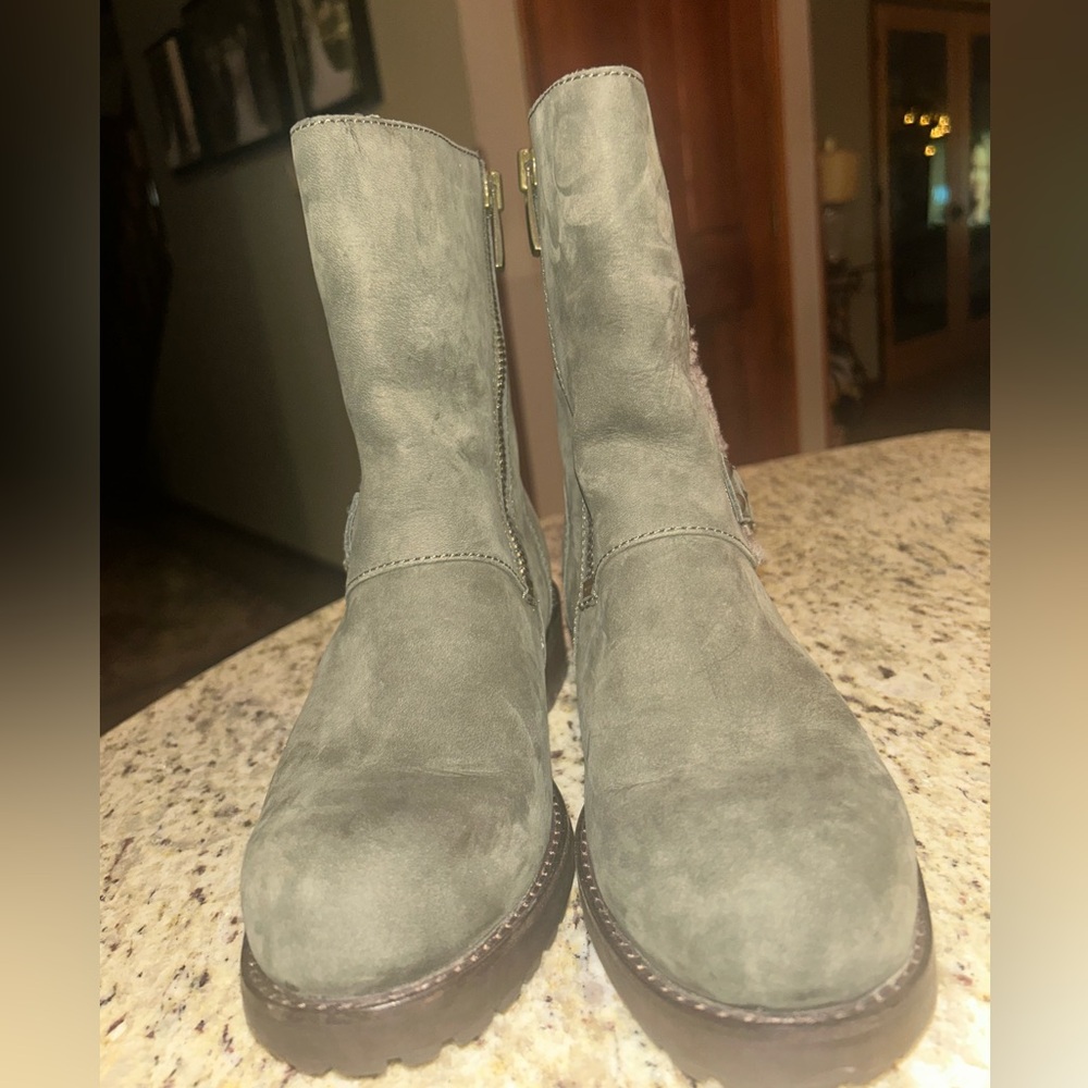 UGG  NIELS Nubuck leather moto style shearling lined water resistant boots. 6.5